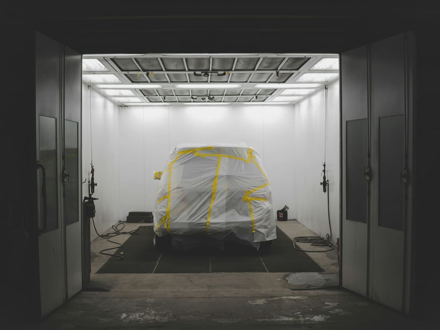 Una de las tres cabinas de pintura del taller con un vehículo dentro
