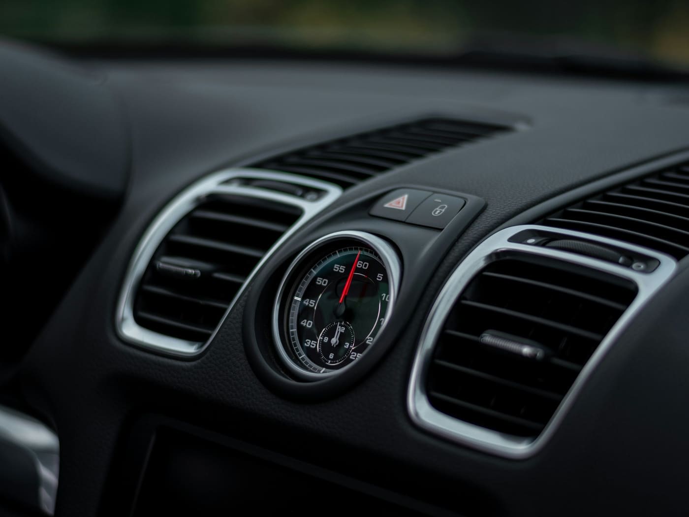 Cada cuánto hay que revisar el aire acondicionado del coche (y por qué huele mal al encenderlo)